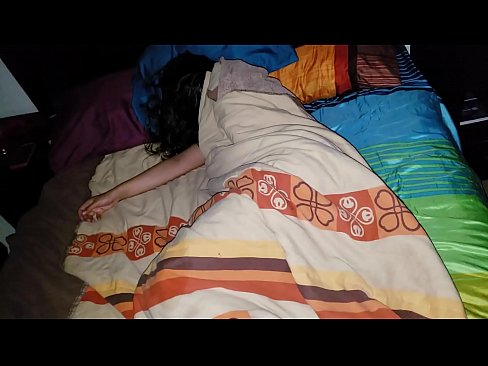 ❤️ सौतेनी आमा सुतेको बेला आफ्नी जवान सौतेनी आमालाई पिट्दै। सेक्स ❌️❤